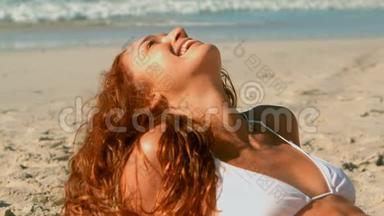 美丽的白种人年轻<strong>女士</strong>穿着<strong>比基尼</strong>在阳光下沙滩上放松